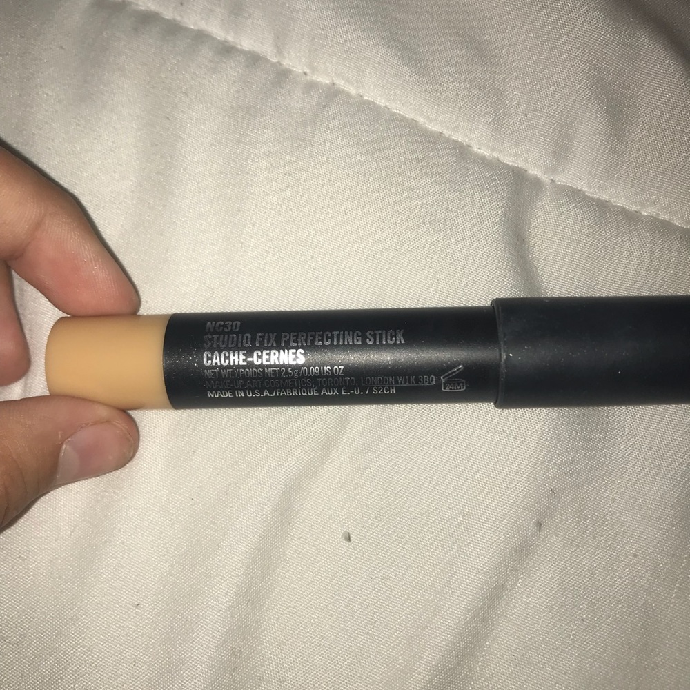 MAC CONCEALER STICK SHADE NC30